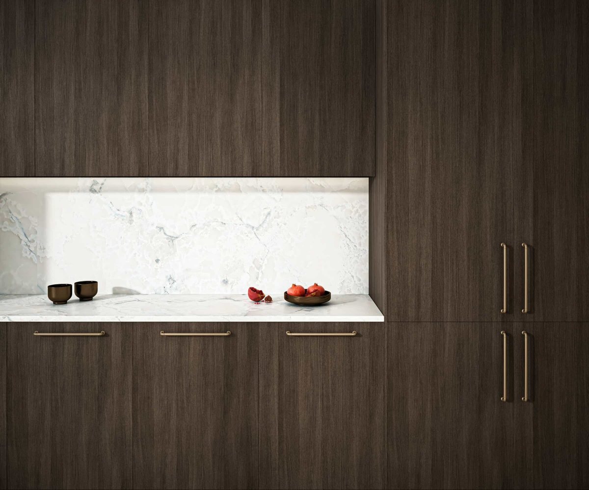 Kitchen detail in ALVIC Goya 03 SYNCRON beech with a stone-effect wall panel above
