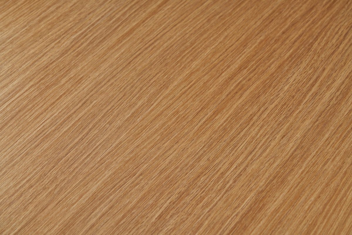 Sandy ALVIC Velázquez 02 SYNCRON oak fronts with blue cabinetry and stone-effect panels